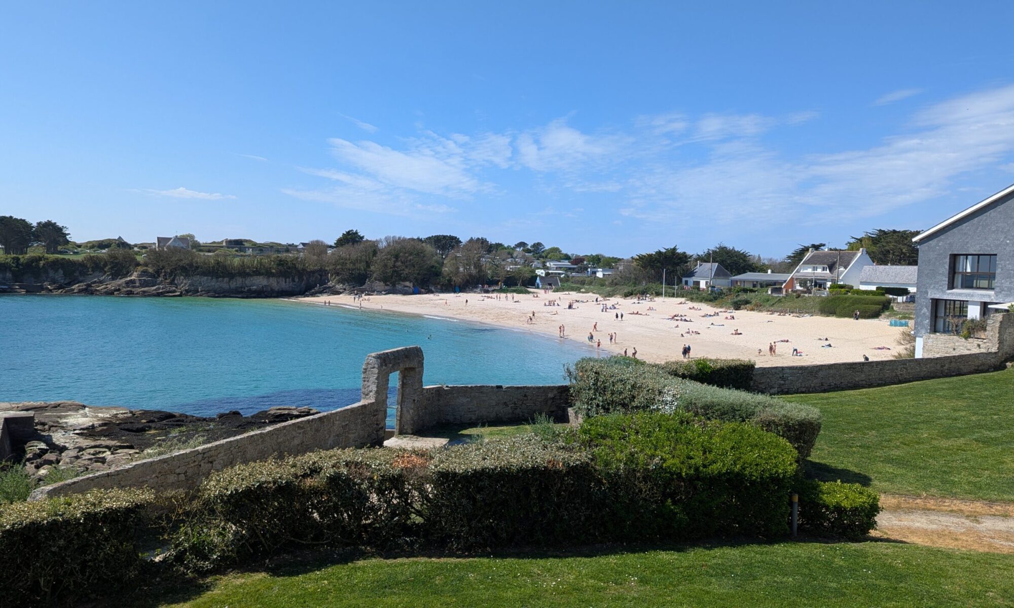 Plage de Ploemeur avec eau turquoise, un atout touristique pour les locations saisonnières
